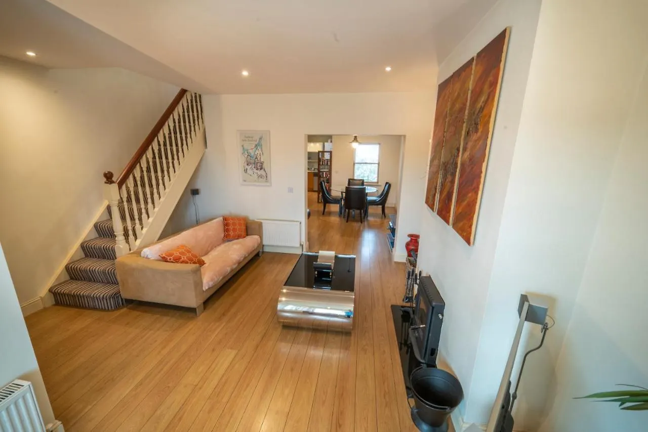Stylish, Spacious 3 Bedroom Townhouse Galway Holiday home