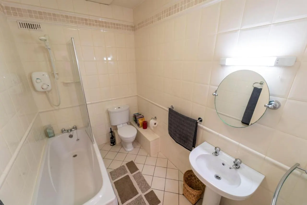 Stylish, Spacious 3 Bedroom Townhouse Γκάλγουεϊ